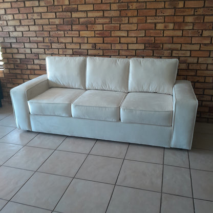 Shiera Velvet Couch