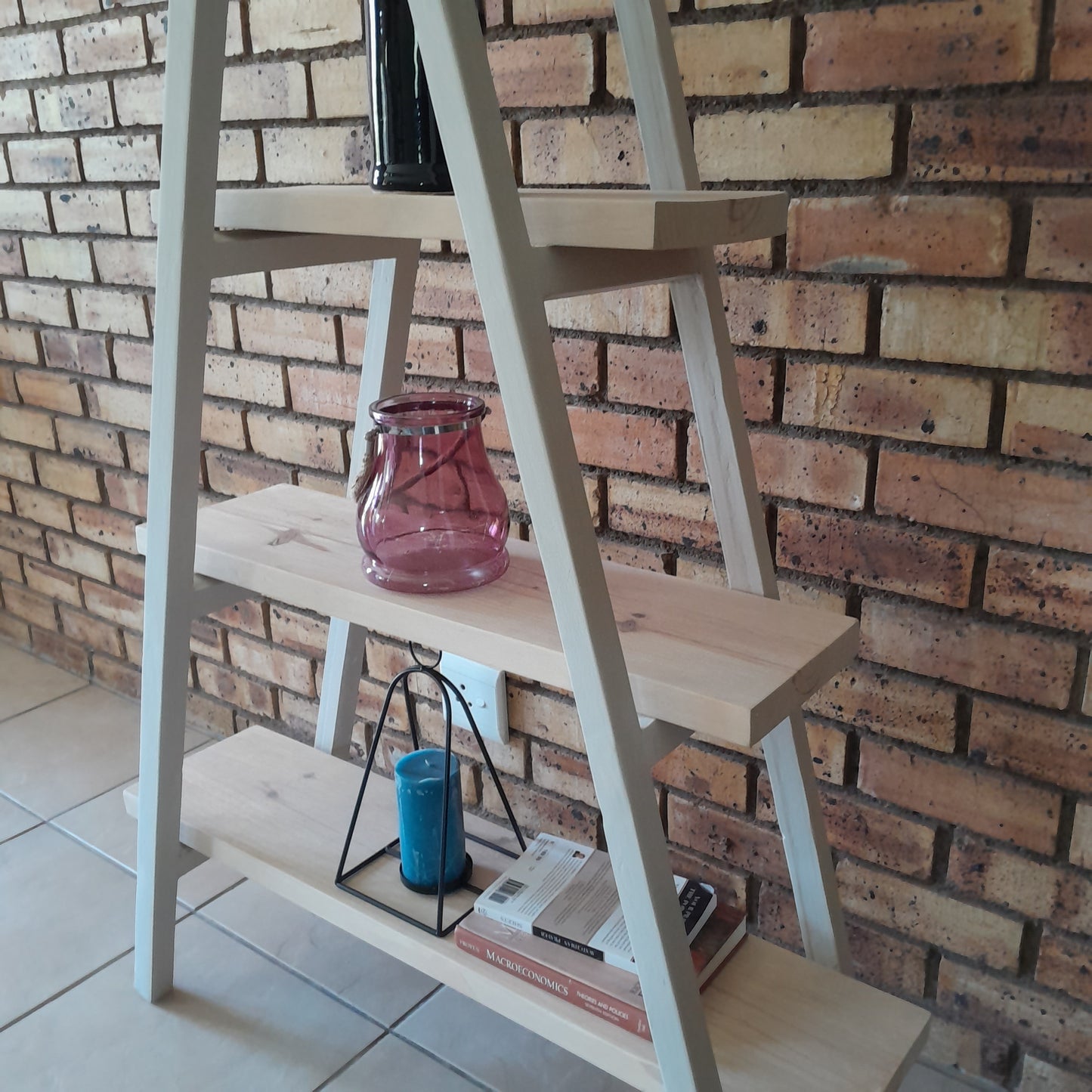 Minimal Pinewood Ladder Shelf